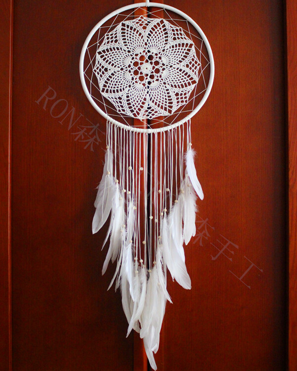 捕梦网，北美印地安人有个美丽的传说，相信挂在窗前的捕梦网，会带美梦穿过网中间的小孔，顺着羽毛降落在沉睡者的梦里，而恶梦会被困在网中然后随着清晨的第一缕阳光消失。这个符咒，可以佑护人们不被梦魇困扰，夜夜有美梦陪伴。
