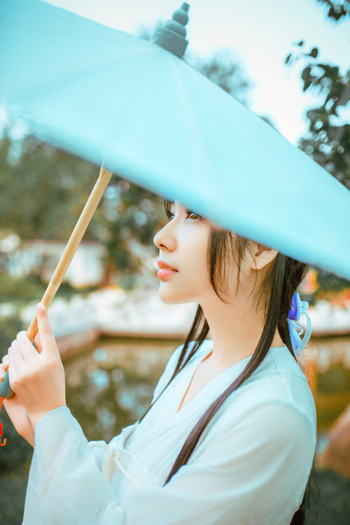 倩影銷，還立斷橋；紙傘薄，觀雲淡天高。
醉歿西郊，吾吹簫，欲揮毫。
清明哀悼，祭一世孤傲，淚把燭火搖；
流年輪回，葳蕤已覆秋水蒿。
