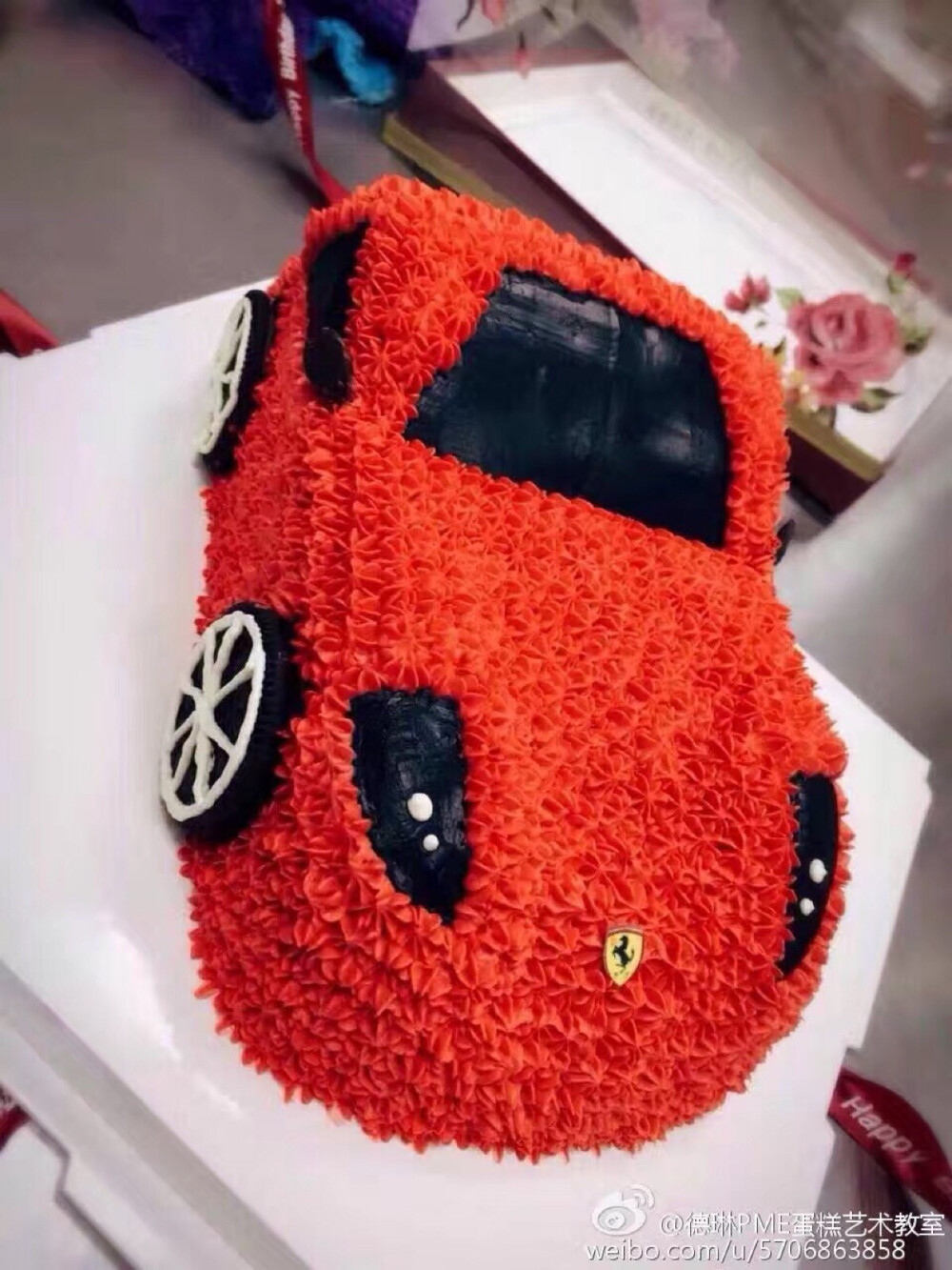 小汽车异形蛋糕。