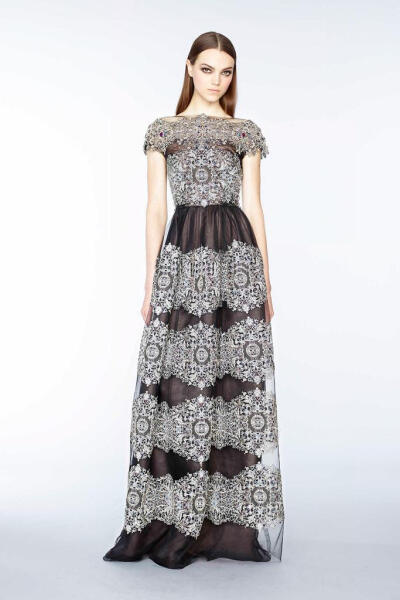 英国时尚品牌 Marchesa 2015 早秋系列LookBook 繁复的宫廷式刺绣镶嵌工艺被Marchesa，为人们展现出一个用现代的时尚技艺演绎出的拜占庭文化～
