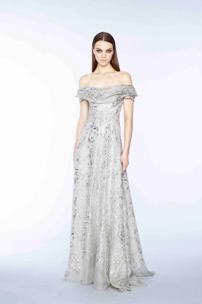 英国时尚品牌 Marchesa 2015 早秋系列LookBook 繁复的宫廷式刺绣镶嵌工艺被Marchesa，为人们展现出一个用现代的时尚技艺演绎出的拜占庭文化～
