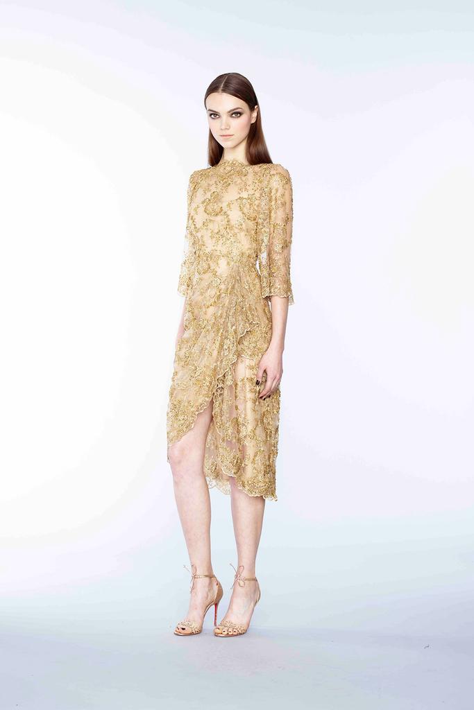 英国时尚品牌 Marchesa 2015 早秋系列LookBook 繁复的宫廷式刺绣镶嵌工艺被Marchesa，为人们展现出一个用现代的时尚技艺演绎出的拜占庭文化～
