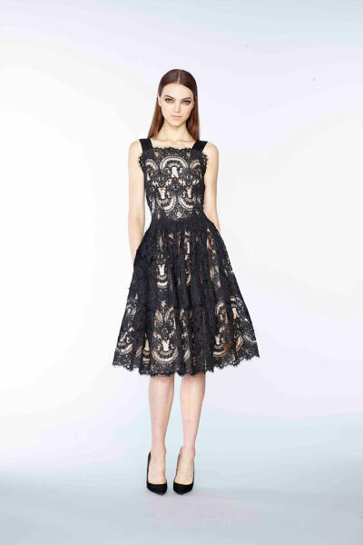 英国时尚品牌 Marchesa 2015 早秋系列LookBook 繁复的宫廷式刺绣镶嵌工艺被Marchesa，为人们展现出一个用现代的时尚技艺演绎出的拜占庭文化～
