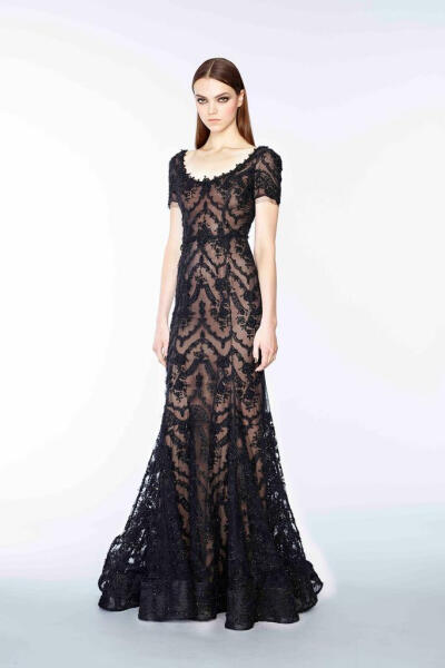 英国时尚品牌 Marchesa 2015 早秋系列LookBook 繁复的宫廷式刺绣镶嵌工艺被Marchesa，为人们展现出一个用现代的时尚技艺演绎出的拜占庭文化～
