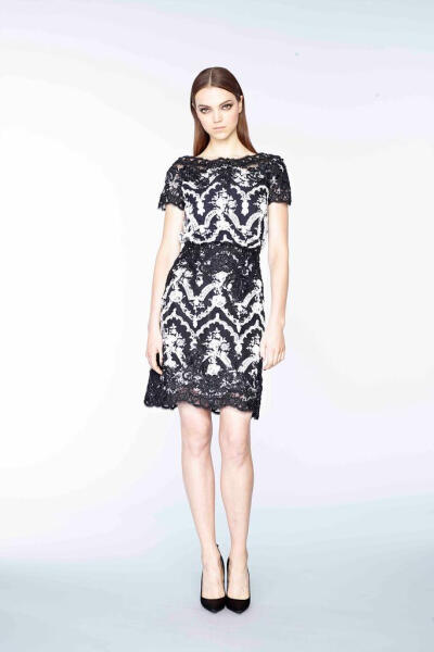 英国时尚品牌 Marchesa 2015 早秋系列LookBook 繁复的宫廷式刺绣镶嵌工艺被Marchesa，为人们展现出一个用现代的时尚技艺演绎出的拜占庭文化～
