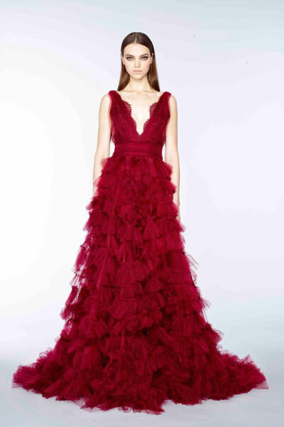 英国时尚品牌 Marchesa 2015 早秋系列LookBook 繁复的宫廷式刺绣镶嵌工艺被Marchesa，为人们展现出一个用现代的时尚技艺演绎出的拜占庭文化～
