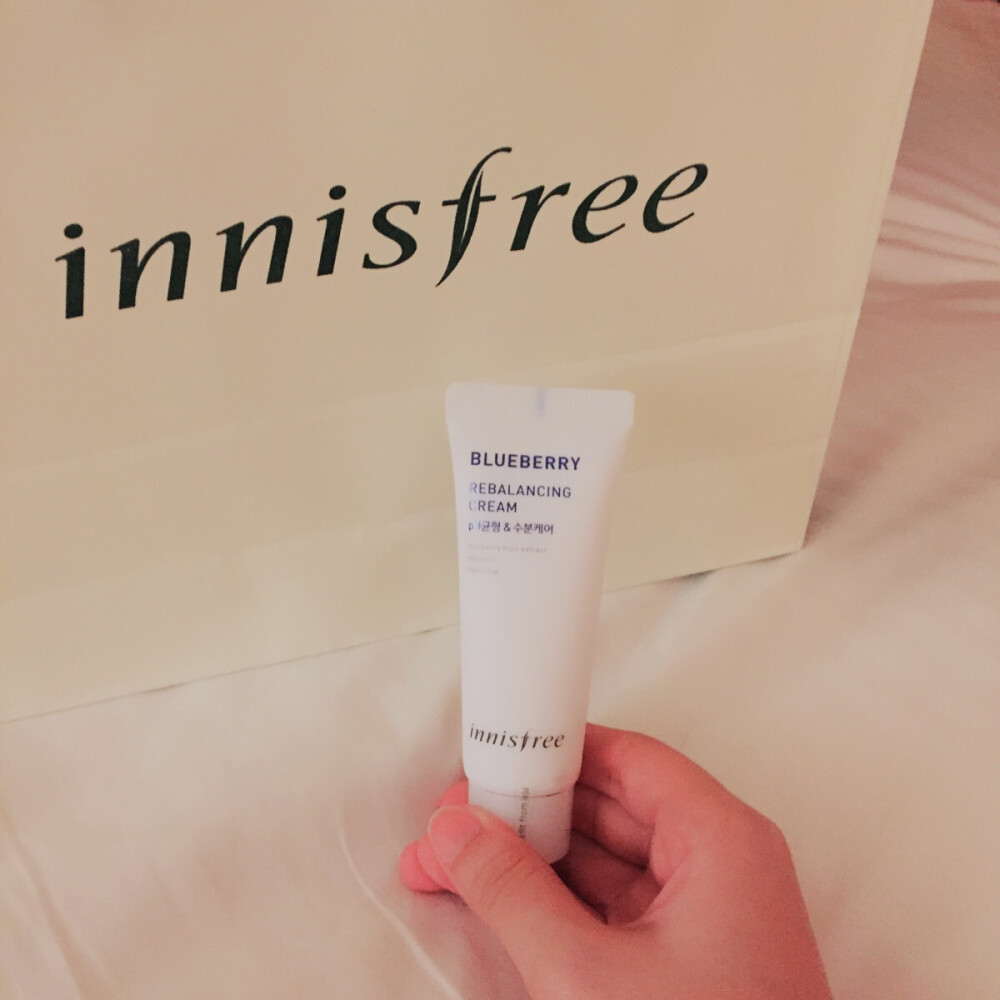 innisfree. blueberry rebalancing cream
水乳狀，很好推開，有點藍莓味，表現普普
目前還沒找到它的用處