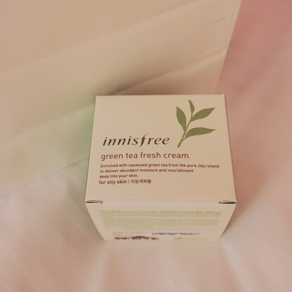 innisfree green tea fresh cream
凝霜狀，淡淡的綠茶清香，蠻好聞的
早上塗會覺得滿面油光，而且到中午還吸收不了
後來我都拿來當晚安凍膜，還不錯用欸