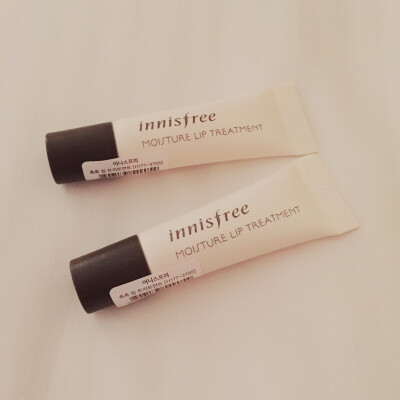 innisfree moisture lip treatment
有一股很奇怪的甜味，不太好用，後悔買了兩條