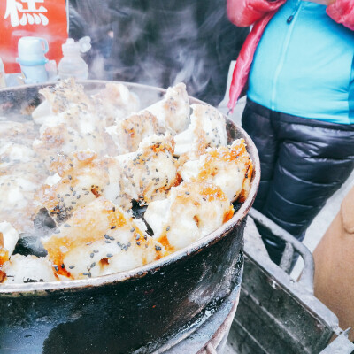 紫阳街最最好吃的梅花糕，一口下去都是热热的红糖！超满足