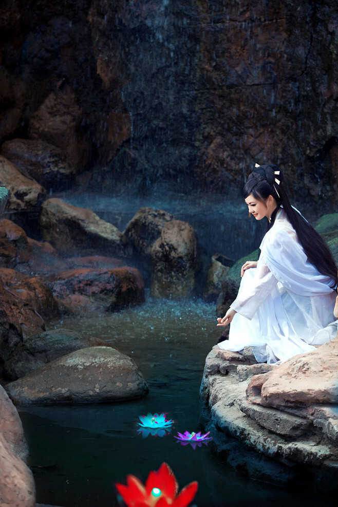 隻身步步海天涯、路無歸、霜滿顏。
夜微涼、燈微暗、曖昧散盡、笙歌婉轉。
四目相望，生死契闊，歲月靜好，至死不渝。
