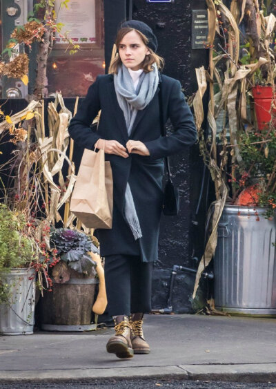 #艾玛沃特森# #Emma Watson# 【街拍】2016/11/28 纽约市街头前方高能预警…我我我我我激动得说不出话… 艾玛女神的最新街拍太好看了，无论是身后的花丛还是身旁的自行车，都恰到好处地作为背景为街拍增色不少！随便…