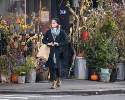 #艾玛沃特森# #Emma Watson# 【街拍】2016/11/28 纽约市街头前方高能预警…我我我我我激动得说不出话… 艾玛女神的最新街拍太好看了，无论是身后的花丛还是身旁的自行车，都恰到好处地作为背景为街拍增色不少！随便…