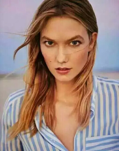 Karlie Kloss
中文名：卡莉·克劳斯
别名：小KK
国籍：美国
身高：185cm
出生地：美国芝加哥
出生年月：1992年08月03日
职业：模特，设计师
