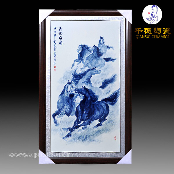 千穗陶瓷瓷板画图片：以手绘青花“禅意”瓷板画为主打，内容题材包括人物、花鸟和走兽，可确保瓷板画图片与实物之间的差别达到最小，让真实的瓷板画图片细节呈现在客户眼前，相反，实物瓷板画的效果会更好，因为实物更具陶瓷质感和光泽度