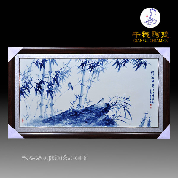 地道的景德镇瓷板画价格和厂家：笼统的说，景德镇瓷板画的价格得看买家的品味，只有懂得人彩绘愿意花高价购买，毕竟是艺术品，很难用钱去衡量，真正的好东西是为不差钱的顾客准备的，因为品质上乘的景德镇瓷板画价格也会比较高，一般都在几千元之间，当然几百元的写意瓷板画也有，规格越大，价格也会越“离谱”，罪魁祸首就出在风险，每大几十公分价格就会翻两番，每大几十公分成瓷的风险也在成倍的上升。景德镇瓷板画厂家有很多，这里介绍一下景德镇千穗陶瓷，千穗陶瓷在大件陶瓷的生产和经营上倾注了很多心血，产品种类繁多，价格适中，大家可放心选购。