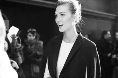 Karlie Kloss
中文名：卡莉·克劳斯
别名：小KK
国籍：美国
身高：185cm
出生地：美国芝加哥
出生年月：1992年08月03日
职业：模特，设计师
