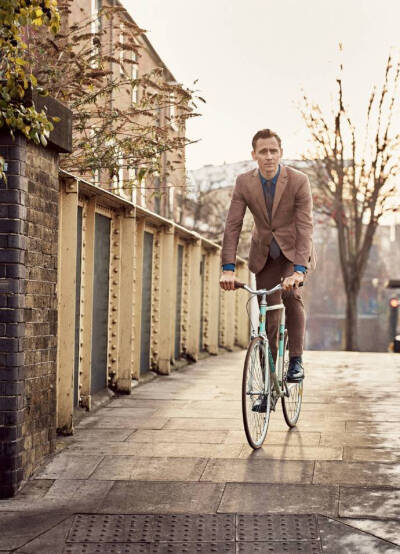 抖森#Tom Hiddleston# 登上美国《GQ》2017年三月刊封面，标题是”抖森要来征服美国了“，帅气的抖森身穿不同款式西装，行走在路上，骑车出行，得体又英伦范儿的帅气。采访中他大方的首次谈到与Taylor Swift那段恋情…
