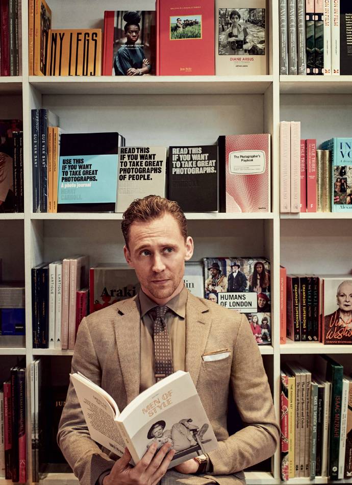 抖森#Tom Hiddleston# 登上美国《GQ》2017年三月刊封面，标题是”抖森要来征服美国了“，帅气的抖森身穿不同款式西装，行走在路上，骑车出行，得体又英伦范儿的帅气。采访中他大方的首次谈到与Taylor Swift那段恋情，他说那是绝对真实发生过的，只是因过度曝光和关注，让两人都感到疲惫。 ​​​​