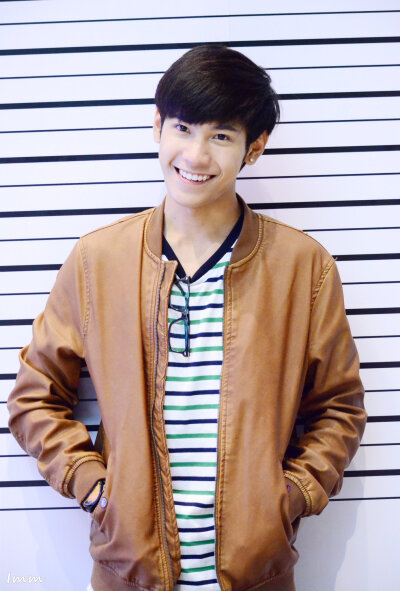 Singto Prachaya Ruangroj 泰文名：สิงโต ปราชญา เรืองโรจน์ 生日：1994年7月28日 身高：177CM 体重：56公斤 血型：O型 可爱的学弟，笑起来很可爱