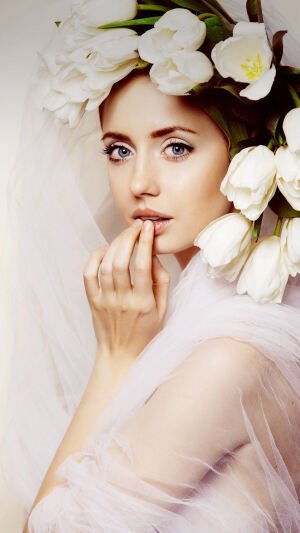 白纱和白色花朵的装饰，给本就纯美的女孩更添加一份浪漫仙气