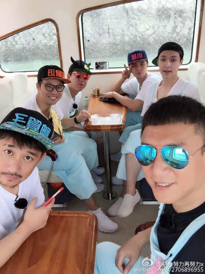 艺兴跟极挑的哥哥们