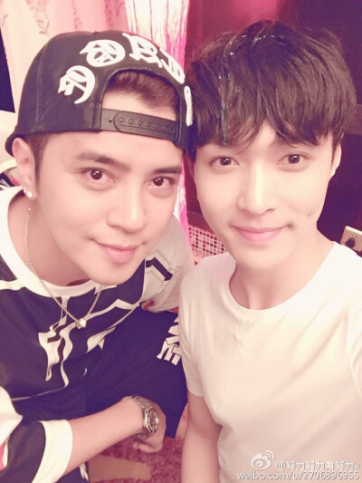 艺兴跟极挑的哥哥们