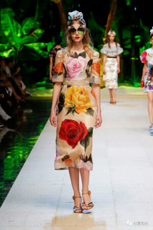      情人节是一个充满爱和浪漫的日子，杜嘉班纳在情人节献上心意之选，传递来自意国的浓浓爱意。
     最能表达爱意的莫过于玫瑰，作为“花中之后”，玫瑰象征着温柔与美丽。它漂亮动人的花瓣、沁人心脾的芬芳、精致优雅的色泽，既诗意浪漫又热情似火