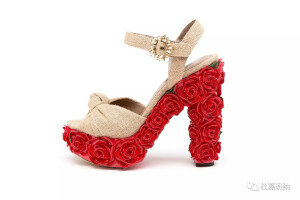      情人节是一个充满爱和浪漫的日子，杜嘉班纳在情人节献上心意之选，传递来自意国的浓浓爱意。
     最能表达爱意的莫过于玫瑰，作为“花中之后”，玫瑰象征着温柔与美丽。它漂亮动人的花瓣、沁人心脾的芬芳、精致优雅的色泽，既诗意浪漫又热情似火