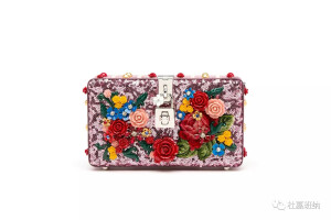      情人节是一个充满爱和浪漫的日子，杜嘉班纳在情人节献上心意之选，传递来自意国的浓浓爱意。
     最能表达爱意的莫过于玫瑰，作为“花中之后”，玫瑰象征着温柔与美丽。它漂亮动人的花瓣、沁人心脾的芬芳、精致优雅的色泽，既诗意浪漫又热情似火