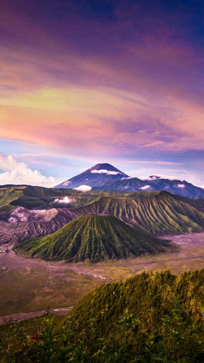 婆罗摩火山是印度尼西亚著名景点之一，它最富魅力的景色是红日从东方喷薄而出之时。