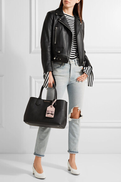 Karl Lagerfeld 这款极富结构感的 “Lady Shopper” 手提包采用黑色纹理皮革制成。以设计师的爱宠猫咪 Choupette 为灵感的行李吊牌为包身倍添趣味。不妨使用手柄手提，并打开侧面摁扣，调整包形以获得更多收纳空间。