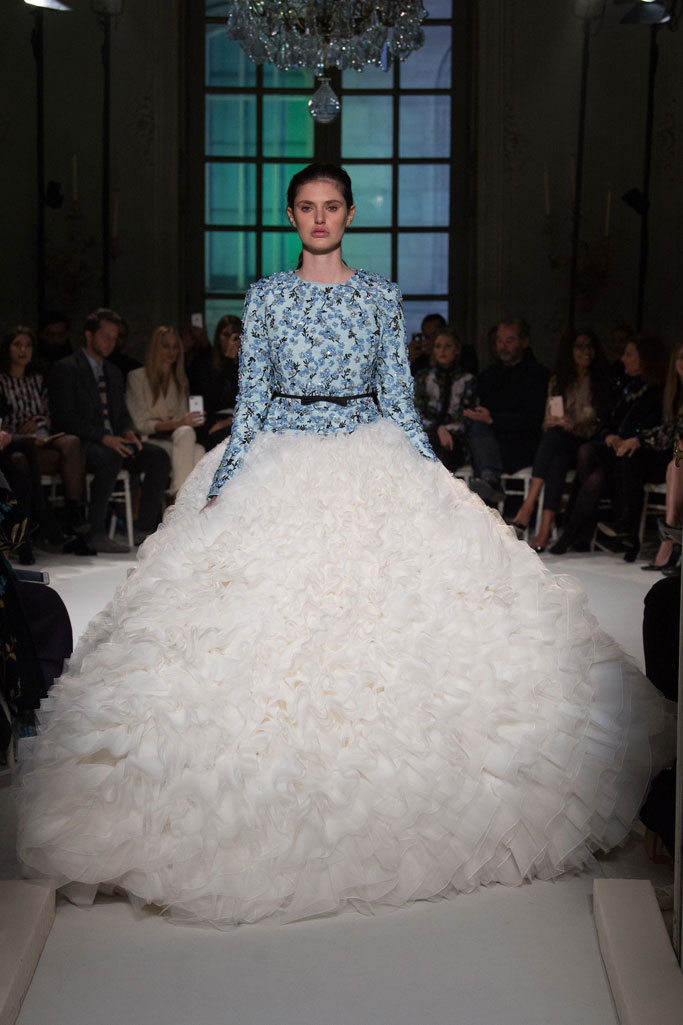 Giambattista Valli 2017 春夏高级定制 本季系列主题来自旅行者，黑白简约或者多彩绚烂都恣意焕发春日气息。蜿蜒的植物花卉印花从裙摆蔓延至肩部，她们代表了这种简单状态里的自由与优雅，但是相比纯真的意境，连衣裙上饰有的折痕般的线条让这些服饰的硬朗气质更令人印象深刻～