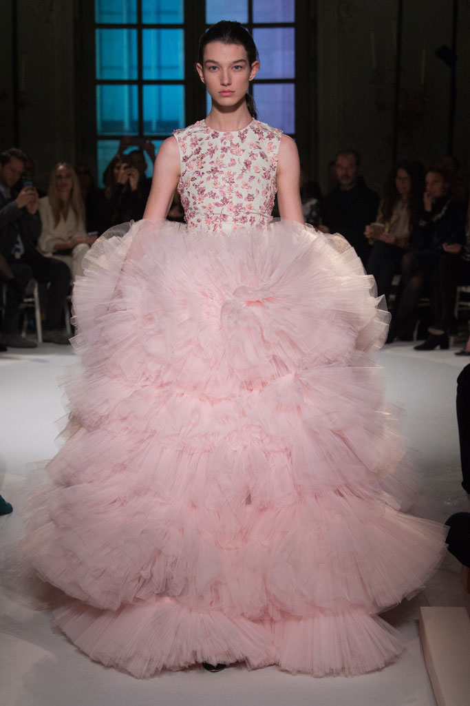 Giambattista Valli 2017 春夏高级定制 本季系列主题来自旅行者，黑白简约或者多彩绚烂都恣意焕发春日气息。蜿蜒的植物花卉印花从裙摆蔓延至肩部，她们代表了这种简单状态里的自由与优雅，但是相比纯真的意境，连衣裙上饰有的折痕般的线条让这些服饰的硬朗气质更令人印象深刻～