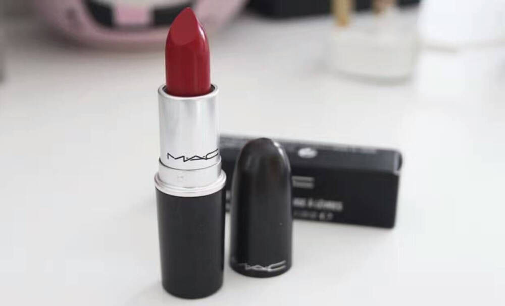 MAC Russian Red俄罗斯红，显白的雾面深红，复古显气色。