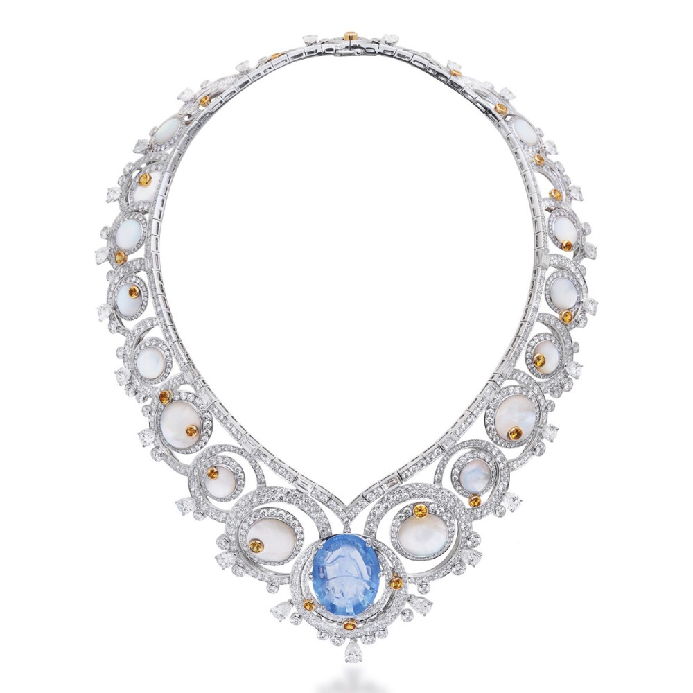 Van Cleef & Arpels 在2016年的 Ballet Précieux 高级珠宝系列中推出了这条雕刻蓝宝石项链，灵感来自芭蕾舞剧「仙女们」（Les Sylphides）。这件作品借鉴了 Van Cleef & Arpels 1949年的一条古董项链，通过俯视视角来展现群舞场景——领舞者由一颗椭圆形蓝宝石镶嵌而成，伴舞则是不同大小的弧面切割珍珠母贝。
这颗明亮的蓝宝石主石重36.82ct，产自斯里兰卡。尤其难得的是，这颗蓝宝石的正面凹刻有芭蕾舞伶的肖像，细致打磨出舞伶优雅的身形和立体的裙摆褶皱。作为硬度仅次于钻石的天然宝石，蓝宝石的雕刻对工艺师是非常大的考验。
主石两侧是圆形珍珠母贝连缀而成的花边图案，每一枚珍珠母贝周围都环绕着两个镶钻圆环，让人联想起俯瞰剧场时芭蕾舞演员扬起的白色裙摆，珍珠母贝边缘还点缀一颗黄色蓝宝石，让芭蕾舞伶的舞姿更为生动。