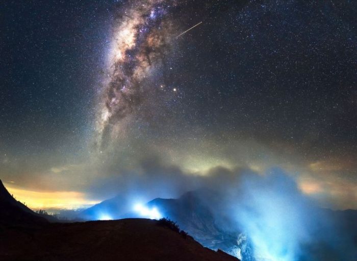 魔幻夜景 沐浴星辰之下 眺望火山之巅 特色推荐 2017-02-03 688 856 来源：参考消息网         这组令人惊艳的星空照片出自于30岁的摄影师Grey Chow之手，拍摄地包括印度尼西亚的布罗莫火山以及马来西亚的京那巴鲁山。画面中，远处的风景就像沐浴在魔幻的星辰之下。