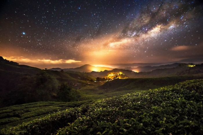 魔幻夜景 沐浴星辰之下 眺望火山之巅 特色推荐 2017-02-03 688 856 来源：参考消息网         这组令人惊艳的星空照片出自于30岁的摄影师Grey Chow之手，拍摄地包括印度尼西亚的布罗莫火山以及马来西亚的京那巴鲁山。画面中，远处的风景就像沐浴在魔幻的星辰之下。