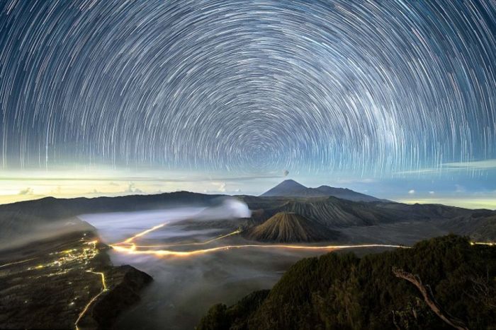 魔幻夜景 沐浴星辰之下 眺望火山之巅 特色推荐 2017-02-03 688 856 来源：参考消息网         这组令人惊艳的星空照片出自于30岁的摄影师Grey Chow之手，拍摄地包括印度尼西亚的布罗莫火山以及马来西亚的京那巴鲁山。画面中，远处的风景就像沐浴在魔幻的星辰之下。