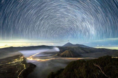 魔幻夜景 沐浴星辰之下 眺望火山之巅 特色推荐 2017-02-03 688 856 来源：参考消息网         这组令人惊艳的星空照片出自于30岁的摄影师Grey Chow之手，拍摄地包括印度尼西亚的布罗莫火山以及马来西亚的京那巴鲁山…
