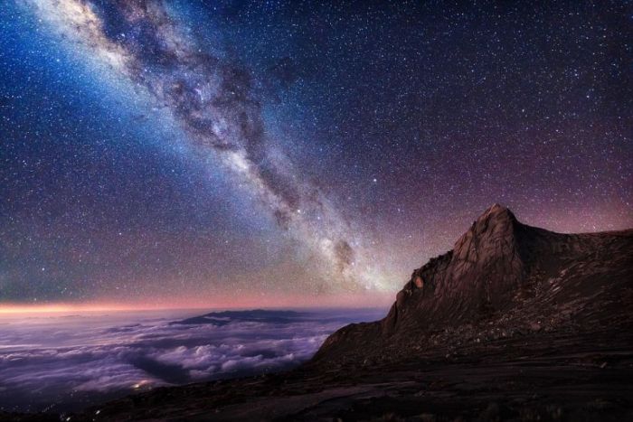 魔幻夜景 沐浴星辰之下 眺望火山之巅 特色推荐 2017-02-03 688 856 来源：参考消息网         这组令人惊艳的星空照片出自于30岁的摄影师Grey Chow之手，拍摄地包括印度尼西亚的布罗莫火山以及马来西亚的京那巴鲁山。画面中，远处的风景就像沐浴在魔幻的星辰之下。