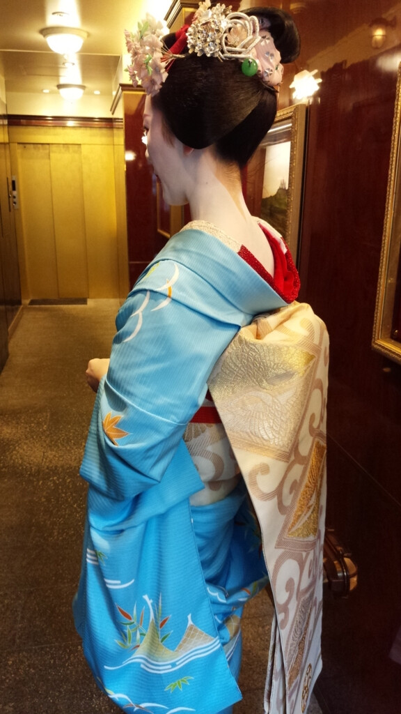 「勝山髷」是普段的舞伎在「祇園祭」时的特定发型。