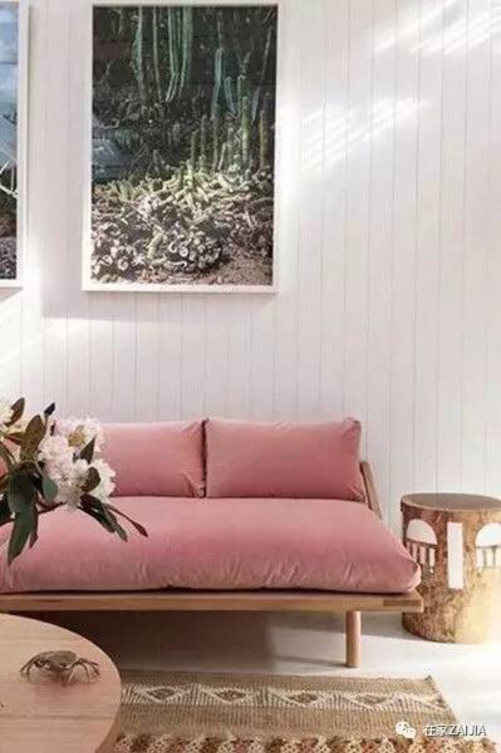 ▲有时候，变换一下家居装饰的材质也可以给自己的家带来新鲜感，比如这个烟粉色的绒面沙发，你喜欢么？
