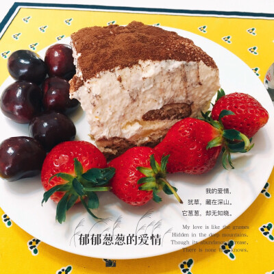 Tiramisu——愿天下有情人终成扣肉
做了自己最爱的甜点提拉米苏
虽然吉利丁还没冷藏就结块了，自制肢端肥大的手指饼干，然而咖啡酒&马斯卡彭打造此刻的幸福1/4，大块人心！好吃到飞起～～✈️