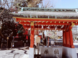 在寺庙或神社入口附近会有手水舍，那里有一方手水钵，人们进入神社前会先净手。