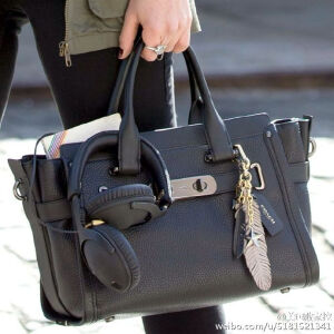 独家！收Swagger 系列！Spring 纽约电商【精选Coach美包8折热卖】 O网页链接 Coach自从换了新设计师后就开始时髦得不要不要了~Swagger就是新设计师的一大力作，包型好看不说，皮质也特别柔软，包身的锁扣很有辨识度，容量也不小哦！ ​​​​