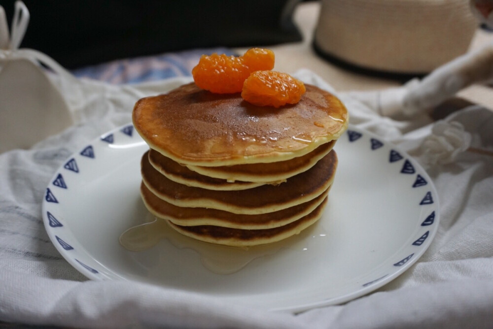 松饼 | 想做好久的松饼，都从上海搬回武汉好几天了终于动手了。一开始火候倒面糊掌握的不好，形状各种奇怪黑了好几个，后来终于顺手啦，果断的倒面糊就会自动摊成圆形O 糖给的很少，配蜂蜜或者红豆沙刚刚好，夏天就考虑配香草冰淇淋(ﾉ≧∀≦)ﾉ趁热吃好软口