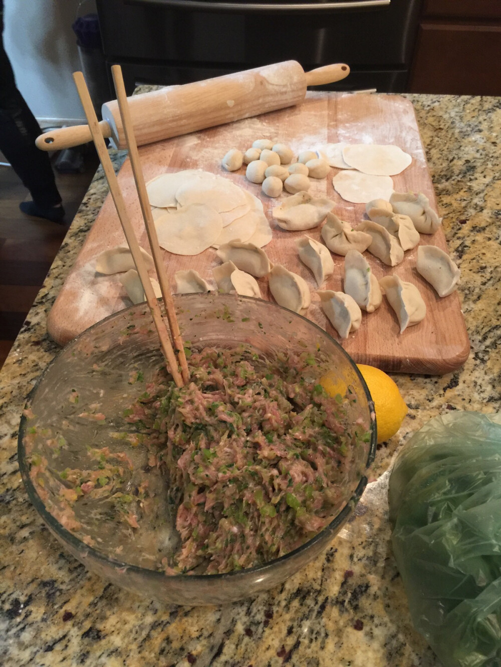 在美国过元宵就是大家一起动手吃吃吃