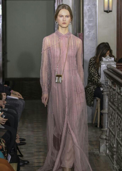 Valentino Pre Fall 2017 ​​
时尚街拍 秀场 模特 时尚博主 婚纱婚礼 新娘造型 礼服 鲜花 花束 捧花 耳环 手链 项链 发饰 高跟鞋 饰品