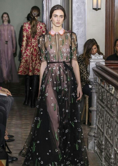 Valentino Pre Fall 2017 ​​
时尚街拍 秀场 模特 时尚博主 婚纱婚礼 新娘造型 礼服 鲜花 花束 捧花 耳环 手链 项链 发饰 高跟鞋 饰品